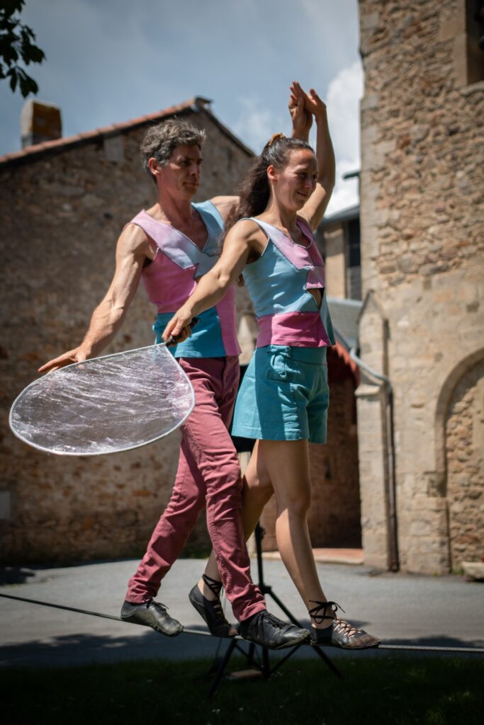 Cie Momentum programmé le samedi 20 Sep 2025 à 17h30 au Vilain Festival, Festival de Musique & arts de rue à Sainte-Anne-sur-Vilaine (35)